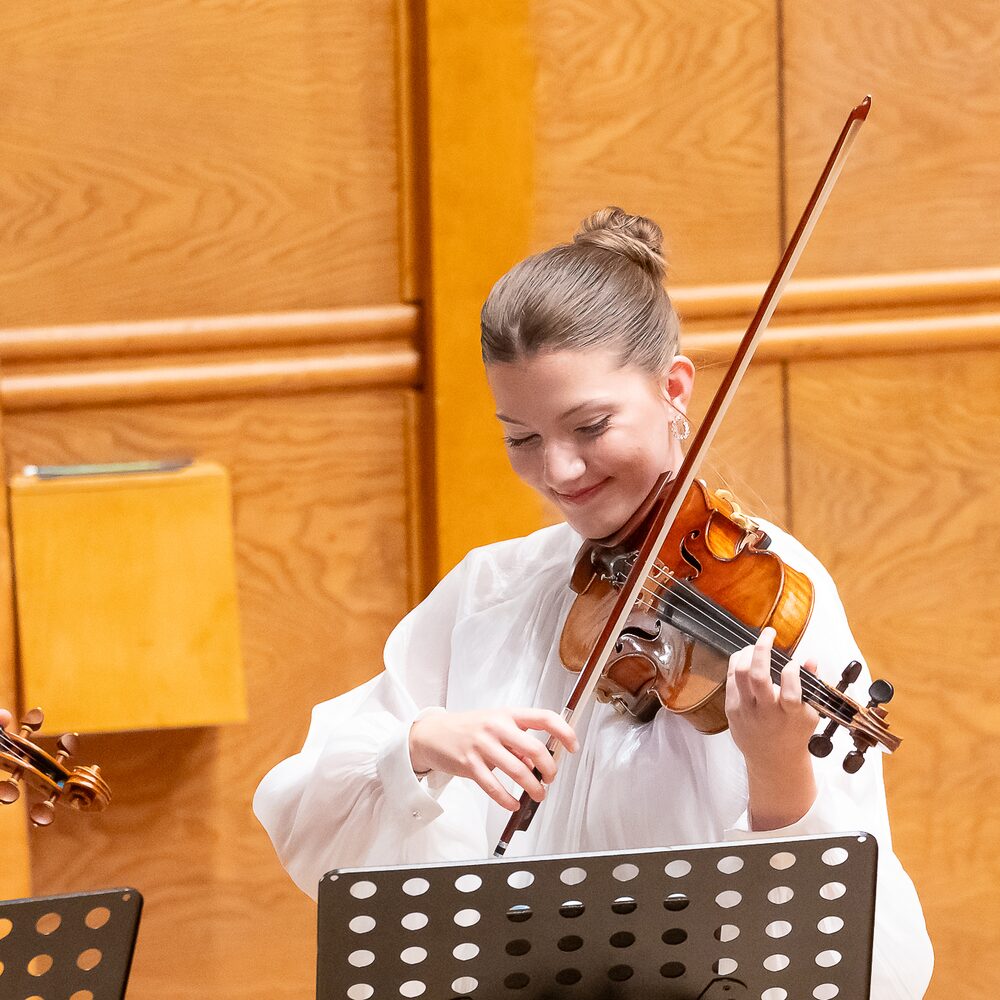 Violinist Elizabeth Gekova of Camerata Bulgarica on stage